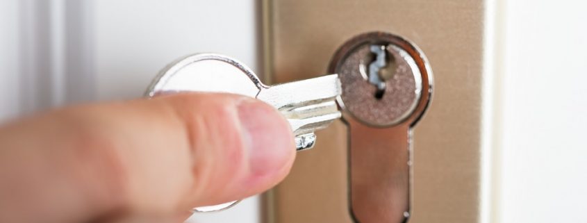 Descubre con SeguroyProtegido cómo extraer una llave rota de una cerradura